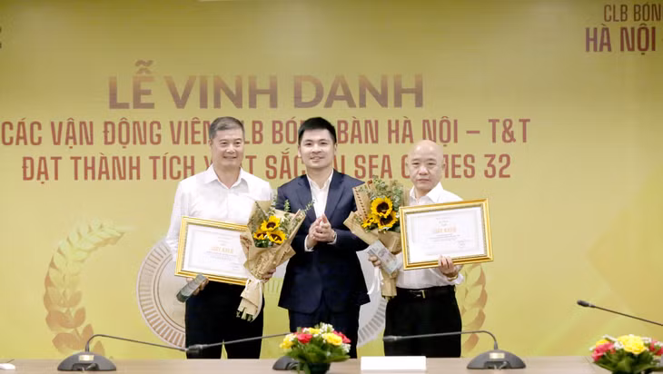Thành viên ban huấn luyện CLB bóng bàn Hà Nội T&amp;T được vinh danh.