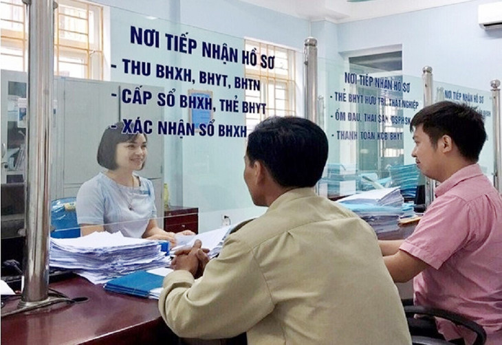 Nhân viên tư vấn các thủ tục cho người lao động Nhân viên tư vấn các thủ tục cho người lao động