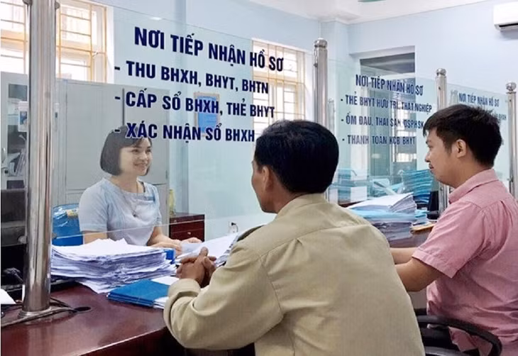 Nhân viên tư vấn các thủ tục cho người lao động