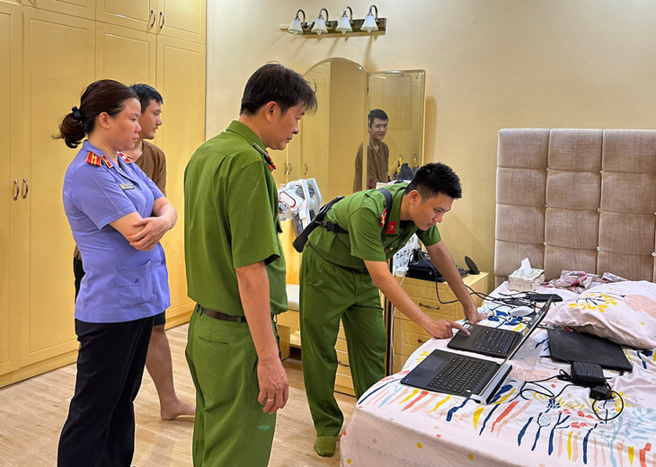 Cảnh sát khám xét nơi ở của các bị can Cảnh sát khám xét nơi ở của các bị can