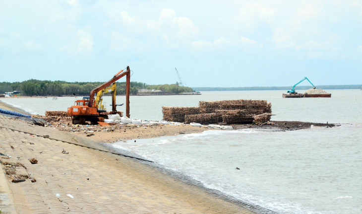 Máy xúc thi công Dự án Nâng cấp đê biển Gò Công