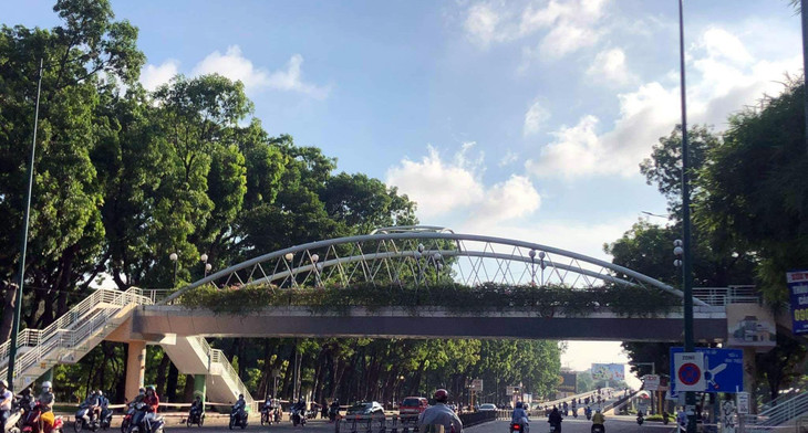 Đường Hoàng Minh Giám qua công viên Gia Định tiếp giáp quận Gò Vấp và Phú Nhuận