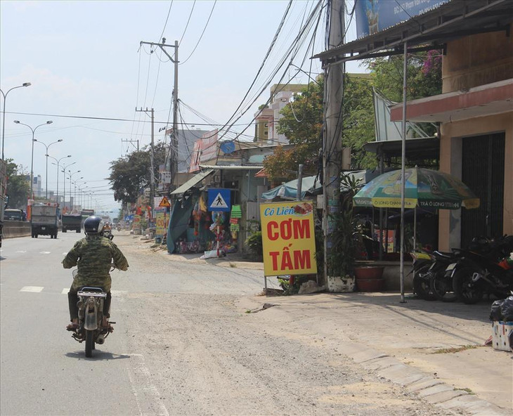 Tương tự, ông Nguyễn Ngọc Anh (thị trấn Núi Thành) cho hay, việc thi công không tưới nước gây bụi bay mù mịt ảnh hưởng nghiêm trọng đến việc kinh doanh của gia đình ông.