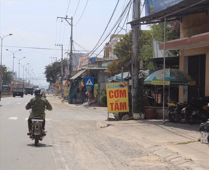 Tương tự, ông Nguyễn Ngọc Anh (thị trấn Núi Thành) cho hay, việc thi công không tưới nước gây bụi bay mù mịt ảnh hưởng nghiêm trọng đến việc kinh doanh của gia đình ông.