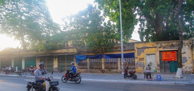 Nếu tính theo mức giá thị trường, đất mặt đường Thụy Khuê có giá dao động từ 200-250 triệu đồng/m2 thì khu &quot;đất vàng&quot; số 4 Thụy Khuê có giá trị tới hàng nghìn tỷ đồng.