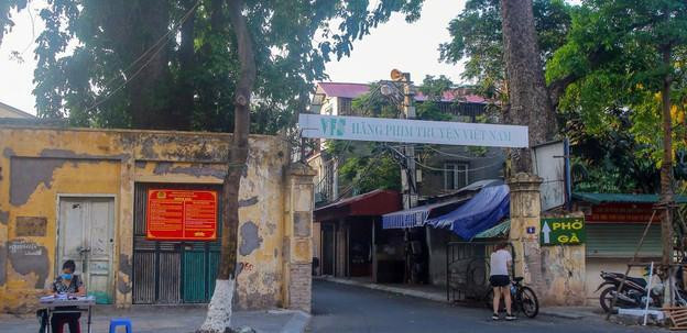 Văn phòng Chính phủ vừa có văn bản thông báo về việc thực hiện kết luận sau thanh tra công tác cổ phần hóa Hãng phim truyện Việt Nam. Theo đó, sau khi nghe ý kiến báo cáo của Thanh tra Chính phủ (TTCP) và của Bộ Văn hóa, Thể thao và Du lịch, ý kiến phát biểu của các đại biểu dự họp về việc thực hiện kết luận sau thanh tra công tác cổ phần hóa Hãng phim truyện Việt Nam, Phó Thủ tướng Thường trực Trương Hòa Bình chỉ đạo UBND TP Hà Nội khẩn trương thu hồi cơ sở nhà đất tại số 4 Thụy Khuê, quận Tây Hồ; UBND TPHCM xử lý, thu hồi cơ sở nhà đất tại số 6 Thái Văn Lung, phường Bến Nghé, Quận 1 theo đúng Kết luận thanh tra số 447 ngày 30/3/2018 và số 1412 ngày 23/8/2018 của TTCP.