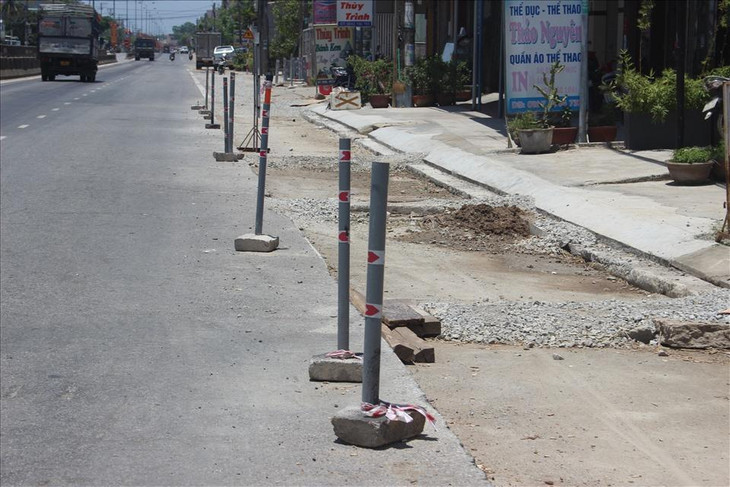 Ông Huỳnh Minh Cường - Chủ tịch UBND thị trấn Núi Thành cho biết, thị trấn đã có văn bản kiến nghị đối với đơn vị triển khai đẩy nhanh tiến độ, nhưng đơn vị thi công ì ách kéo dài khiến nhân dân bức xúc. Đặc biệt, đã có vụ tai nạn đáng tiếc xảy ra, thậm chí có vụ tai nạn chết người. Vì vậy, đơn vị đề nghị chủ đầu tư tập trung nhân lực, máy móc để sớm hoàn thành dự án này.