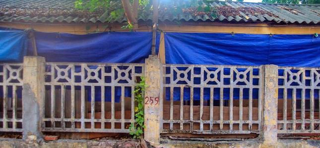 Thậm chí tường rào bao quanh vỡ chân, nghiêng đổ.