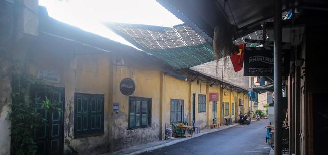 Bên trong khu đất số 4 Thụy Khuê vẫn đang được hãng phim sử dụng, còn một phần cho thuê lại.