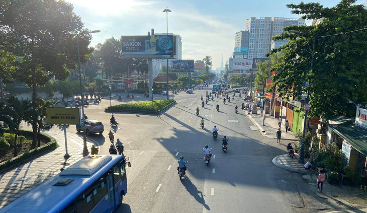 Cửa ngõ sân bay Tân Sơn Nhất vào trung tâm TP.HCM lúc 8h sáng khá thông thoáng