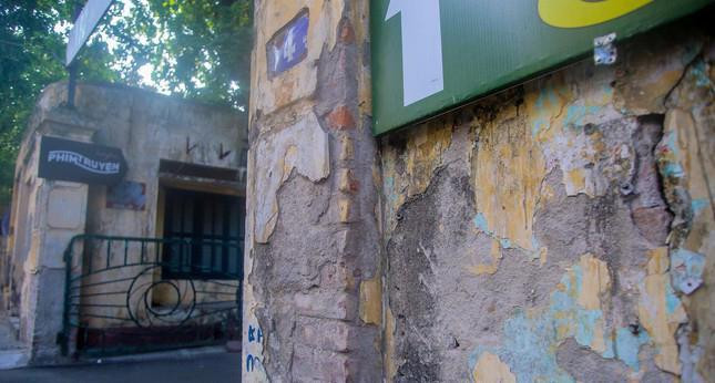 Nhiều mảng tường bong tróc, nứt toác trông rất nhếch nhác.