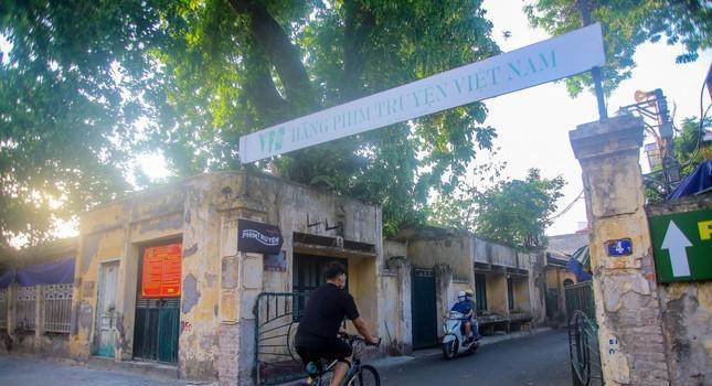 Bảng hiệu Hãng phim truyện Việt Nam đặt tại cổng vào bên trong khu đất số 4 Thụy Khuê.