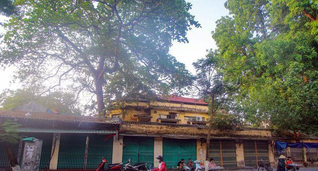 Được biết, việc cổ phần hóa Hãng phim truyện Việt Nam (VFS) từng dính nhiều lùm xùm. Theo đó, trước khi được chuyển thành công ty cổ phần, toàn bộ tài sản của VFS được định giá gần 20 tỷ đồng. Điều đáng nói, trong tổng giá trị được định giá ấy, giá trị thương hiệu và hàng nghìn mét vuông &quot;đất vàng&quot; ở vị trí đắc địa trên địa bàn Hà Nội và TPHCM mà đơn vị này đang quản lý, đều được định giá bằng 0 đồng.