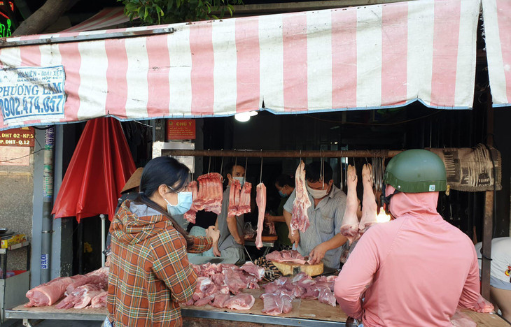 Người dân đi chợ ngày đầu giãn cách xã hội