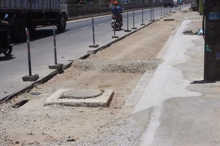 Ông Võ Văn Tùng, trú thị trấn Núi Thành cho biết, đơn vị đưa máy móc đào múc xuống sâu lề đường thành một rãnh dài rồi bỏ đó. Vào mùa nắng thì bụi bặm mù mịt, còn mùa mưa thì nước đọng lại trước đường ra vào nhà dân rất bẩn.