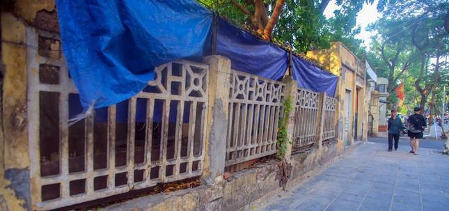 Cũng theo TTCP, đến thời điểm kiểm tra (30/10/2017), Hãng phim truyện Việt Nam đang trong quá trình hoàn thiện các thủ tục, hồ sơ pháp lý về sở hữu các cơ sở nhà, đất để làm căn cứ xây dựng phương án sử dụng đất trình cơ quan có thẩm quyền xem xét, quyết định. Tuy nhiên, trước đó (ngày 30/12/2015), Bộ Văn hóa, Thể thao và Du lịch đã ban hành Quyết định số 4654/QĐ-BVHTTDL phê duyệt phương án cổ phần hóa và chuyển Công ty TNHH MTV Hãng phim truyện Việt Nam thành công ty cổ phần khi chưa có quyết định phê duyệt phương án sử dụng đất.