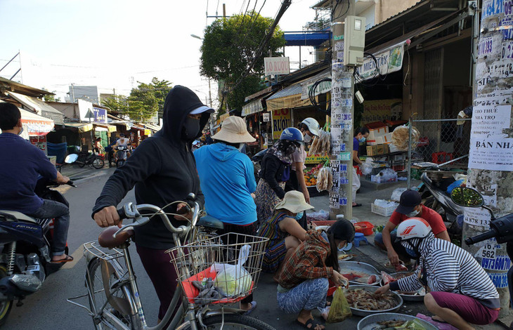 Thực phẩm hàng hóa được bày bán rất dồi dào nhưng khá vắng người đi chợ