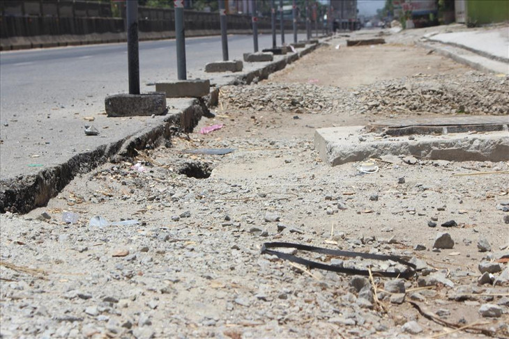 Việc thi công ì ạch khiến nhiều con đường ở thị trấn Núi Thành nhếch nhác và vô cùng nguy hiểm cho người dân.