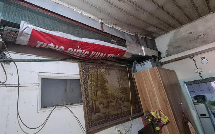 Căn nhà xây từ những năm 80 nay đã xuống cấp nhưng vẫn không xin phép được sửa chữa