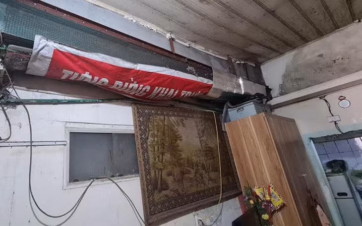 Căn nhà xây từ những năm 80 nay đã xuống cấp nhưng vẫn không xin phép được sửa chữa