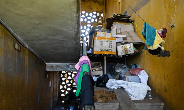 Khu vực tầng trên cùng chung cư đơn nguyên 1, nhà A Ngọc Khánh (quận Ba Đình) được bỏ trống, lối lên cũng được chặn bởi nhiều đồ phế thải.