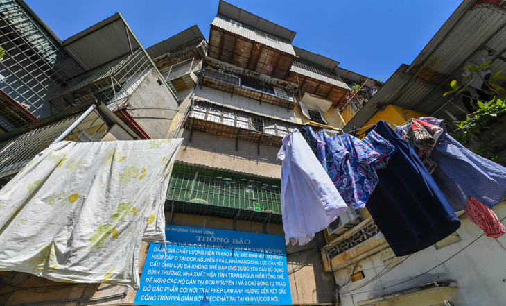 Khu tập thể Thành Công (Quận Đống Đa) được đưa vào sử dụng từ năm 1987 cũng nằm ở mức nguy hiểm báo động cấp độ D đang xuống cấp trầm trọng. Biển thông báo nguy hiểm được gắn tại ngay ban công tầng 1 khu nhà để cảnh báo tới các hộ gia đình chủ động tháo dỡ các phần cơi nới trái phép làm ảnh hưởng đến kết cấu tòa nhà.