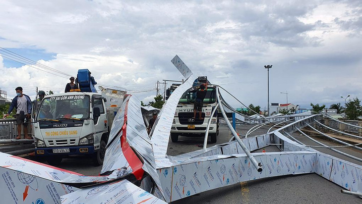 Công trình giàn đèn đổ sập trên mặt cầu Maspero Công trình giàn đèn đổ sập trên mặt cầu Maspero