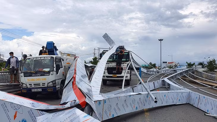 Công trình giàn đèn đổ sập trên mặt cầu Maspero