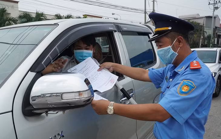 Cơ quan chức năng kiểm soát xe vào ra tỉnh Đồng Nai ở TP.Biên Hòa