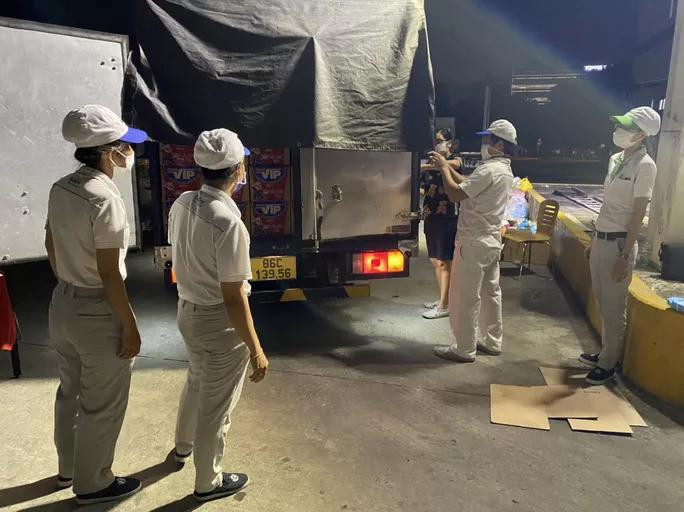 Công đoàn các KCX-KCN TP HCM hỗ trợ nhu yếu phẩm cho công nhân công ty