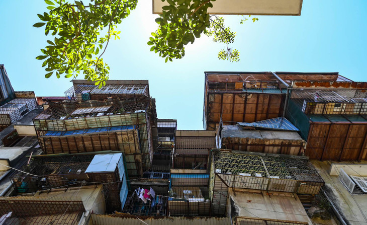 Việc chật chội khiến nhiều hộ gia đình phải cơi nới "chuồng cọp" để có thêm không gian sinh sống.