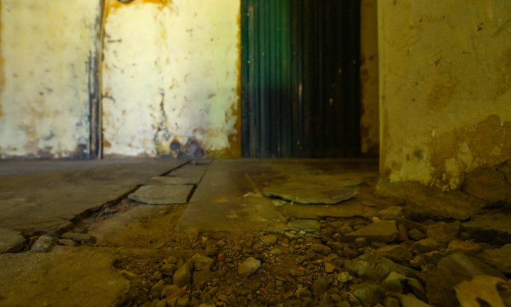 Bên trong, phần tường bao và nền sàn trở nên bong tróc, nhiều căn hộ đã di chuyển rời khỏi khu tập thể do xuống cấp trầm trọng.