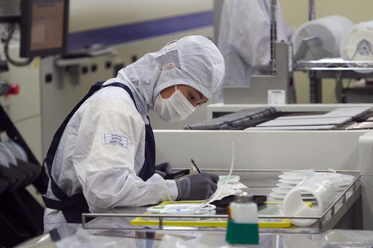 Công nhân ăn ngủ tại nhà máy để tiếp tục sản xuất tại Bắc Giang