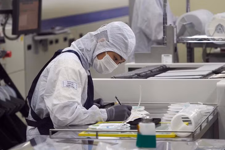 Công nhân ăn ngủ tại nhà máy để tiếp tục sản xuất tại Bắc Giang