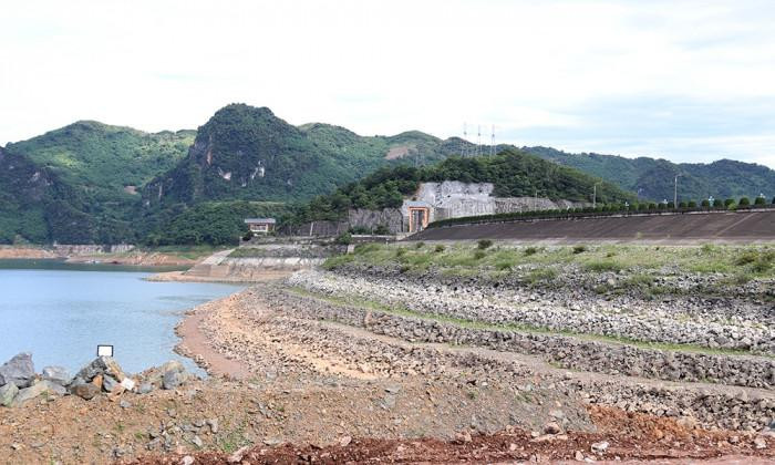 Hồ Hòa Bình chỉ còn cách mực nước chết gần 5m