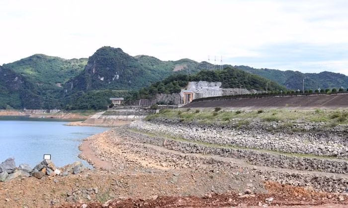 Hồ Hòa Bình chỉ còn cách mực nước chết gần 5m