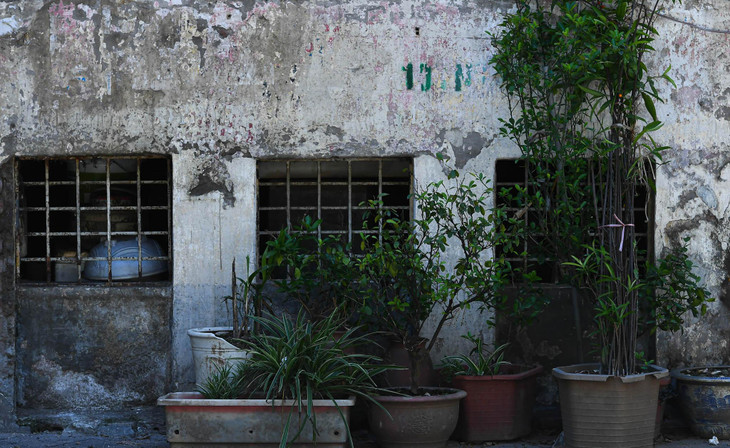 Khu nhà vệ sinh, nhà tắm chung của khu tập thể nằm lọt thỏm cạnh mặt đường từ lâu đã không ai vào sử dụng.