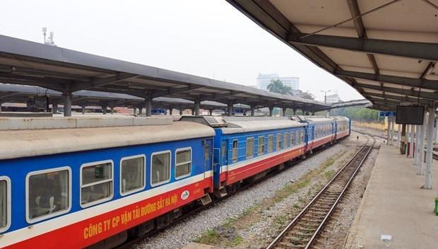 Đoàn tàu dừng đón, trả khách tại một nhà ga