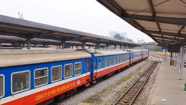 Đoàn tàu dừng đón, trả khách tại một nhà ga