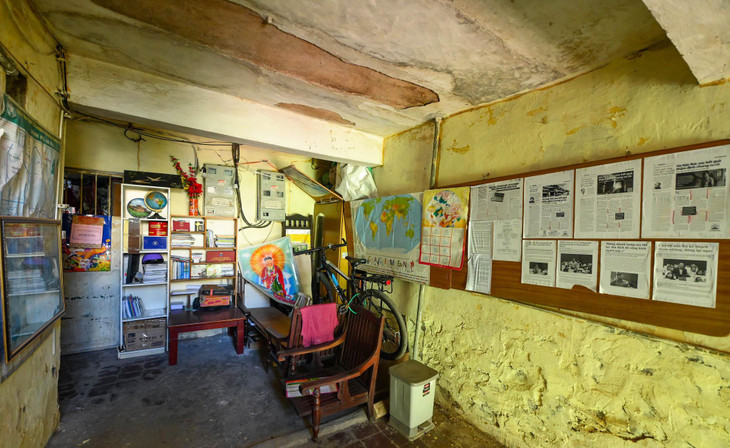 Khu vực hành lang của một chung cư tập thể tại đây được tận dụng làm "không gian riêng" của gia đình.