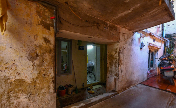 Những căn nhà lọt thỏm dưới lòng đường được ví như những "căn hầm" là hình ảnh quen thuộc với các hộ gia đình sống ở tầng 1 khu tập thể. Được biết, thời điểm ban đầu mỗi căn nhà tầng một có chiều cao khoảng gần 3 m nhưng sau nhiều lần nâng đường và các hộ phải nâng nền nhà theo, tới nay chiều cao bên trong các hộ chỉ chưa đến 2 m. Khung cửa sổ trong nhà đã nằm ngang mặt đường phía ngoài.