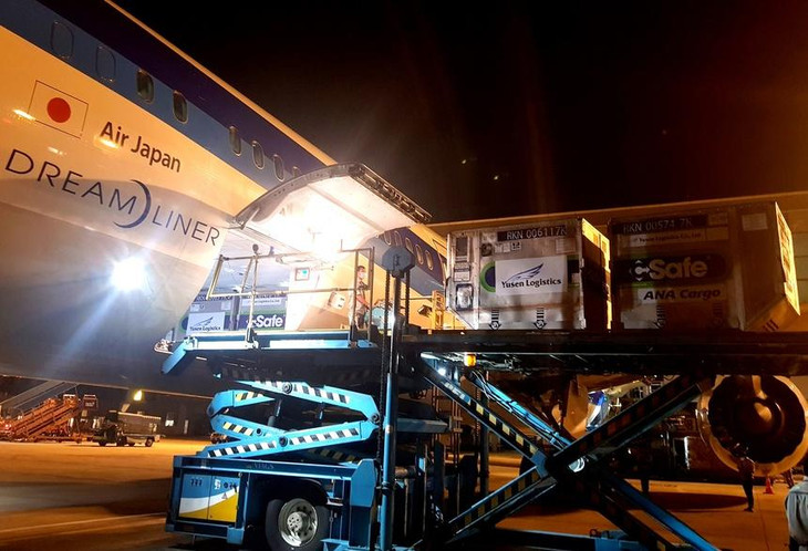 Lô vaccine do Nhật Bản hỗ trợ về sân bay quốc tế Nội Bài hôm 16/6