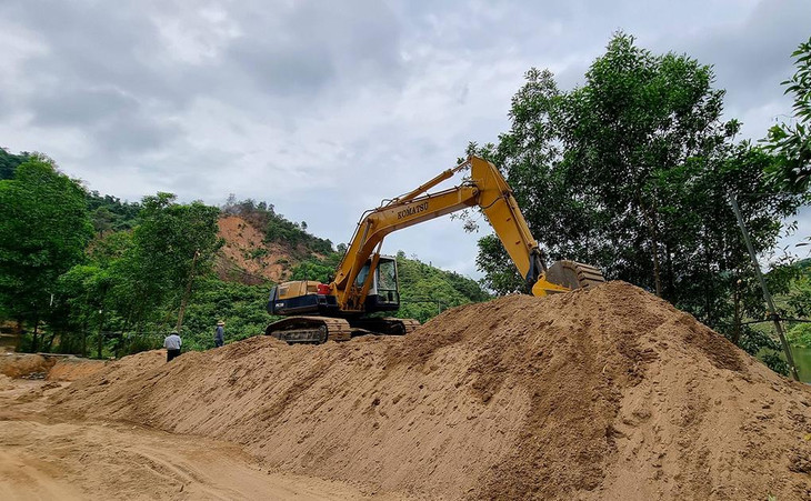 Máy múc và cát lậu được khai tác từ lòng hồ thuỷ điện Khe Giông