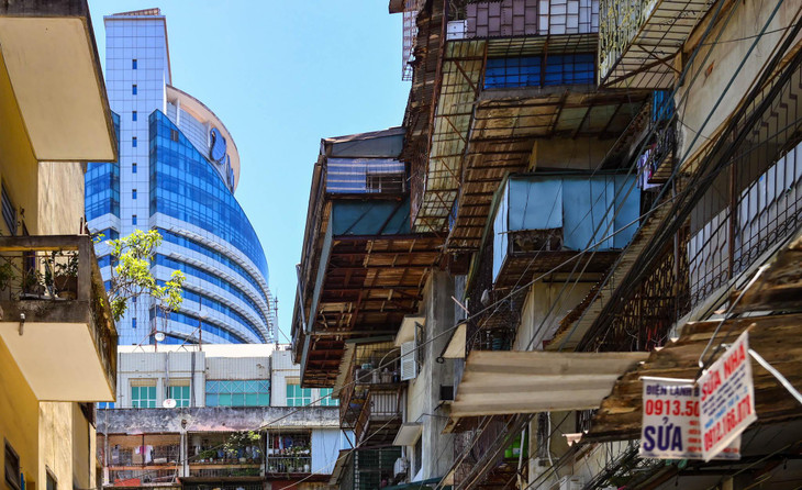 Theo thống kê của Sở Xây dựng Hà Nội, toàn thành phố có 76 khu tập thể với 1.271 dãy nhà từ 4 đến 6 tầng và 308 dãy nhà độc lập, đưa tổng số chung cư cũ lên 1579 nhà, quy mô dân số gần 240.000 người. Quy mô dân số tăng cao làm cho hệ thống hạ tầng kỹ thuật trong các khu tập thể cũ bị quá tải trầm trọng.