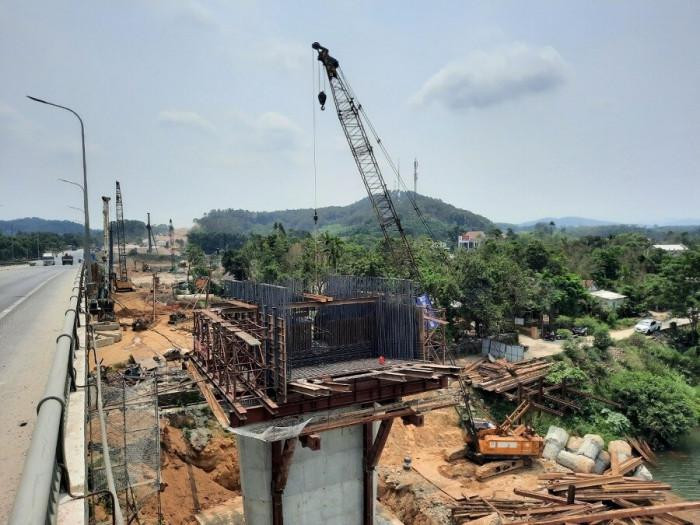 Mố trụ phía Nam cầu Tuần và đoạn đầu cầu phía Nam cầu Tuần đang thi công sau khi mới tạm thông một phần mặt bằng tháng 4/2021