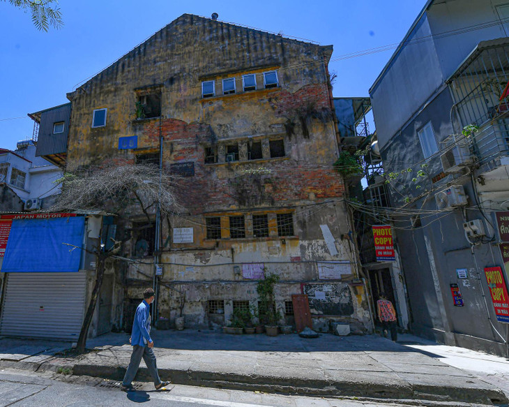 Khu chung cư C5 Tập thể Cơ khí Công trình Bộ GTVT (Quỳnh Mai, Hà Nội) được xây dựng vào những năm 50 của thế kỷ trước đã rơi vào tình trạng xuống cấp nghiêm trọng những năm gần đây, gây ảnh hưởng tới cuộc sống và sinh hoạt của người dân.