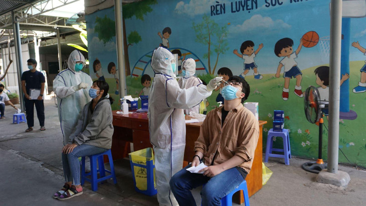 Học sinh được lấy mẫu xét nghiệm tầm soát COVID-19