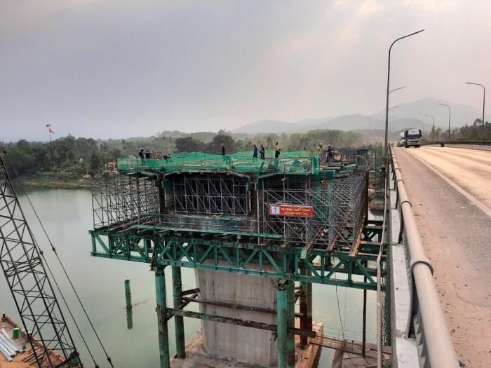Mố trụ cầu Tuần - cây cầu vượt sông lớn nhất tại dự án Cam Lộ - La Sơn đoạn qua tỉnh Thừa Thiên Huế đang thi công tháng 4/2021