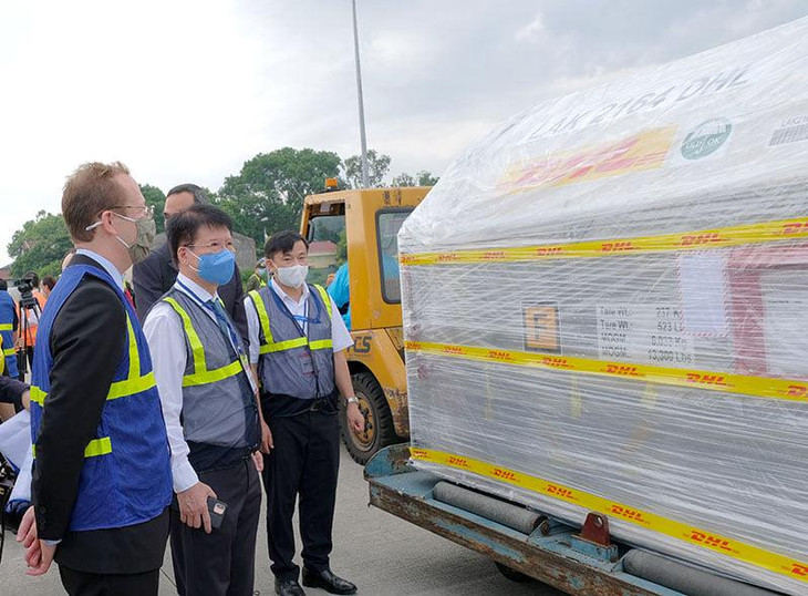 Hơn 97.000 liều vaccine Pfizer về sân bay Nội Bài vào sáng 7/7