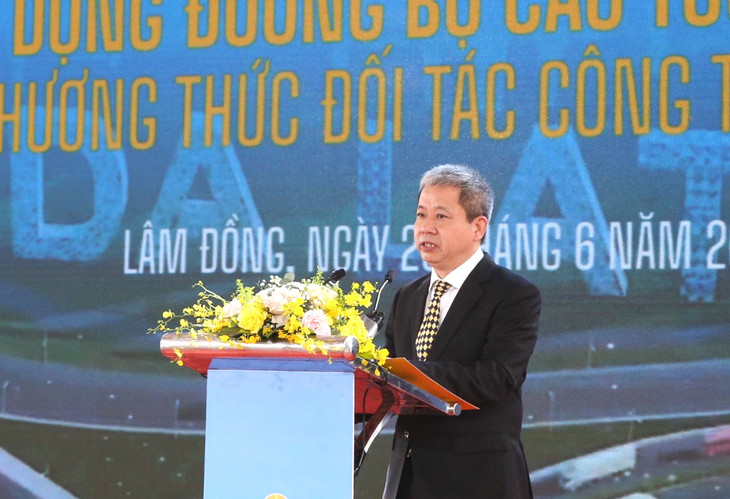 Ông Doãn Tuấn Anh, Chủ tịch HĐQT kiêm Tổng Giám đốc Công ty CP BOT Cao tốc Bảo Lộc - Liên Khương, đại diện Liên danh nhà đầu tư phát biểu